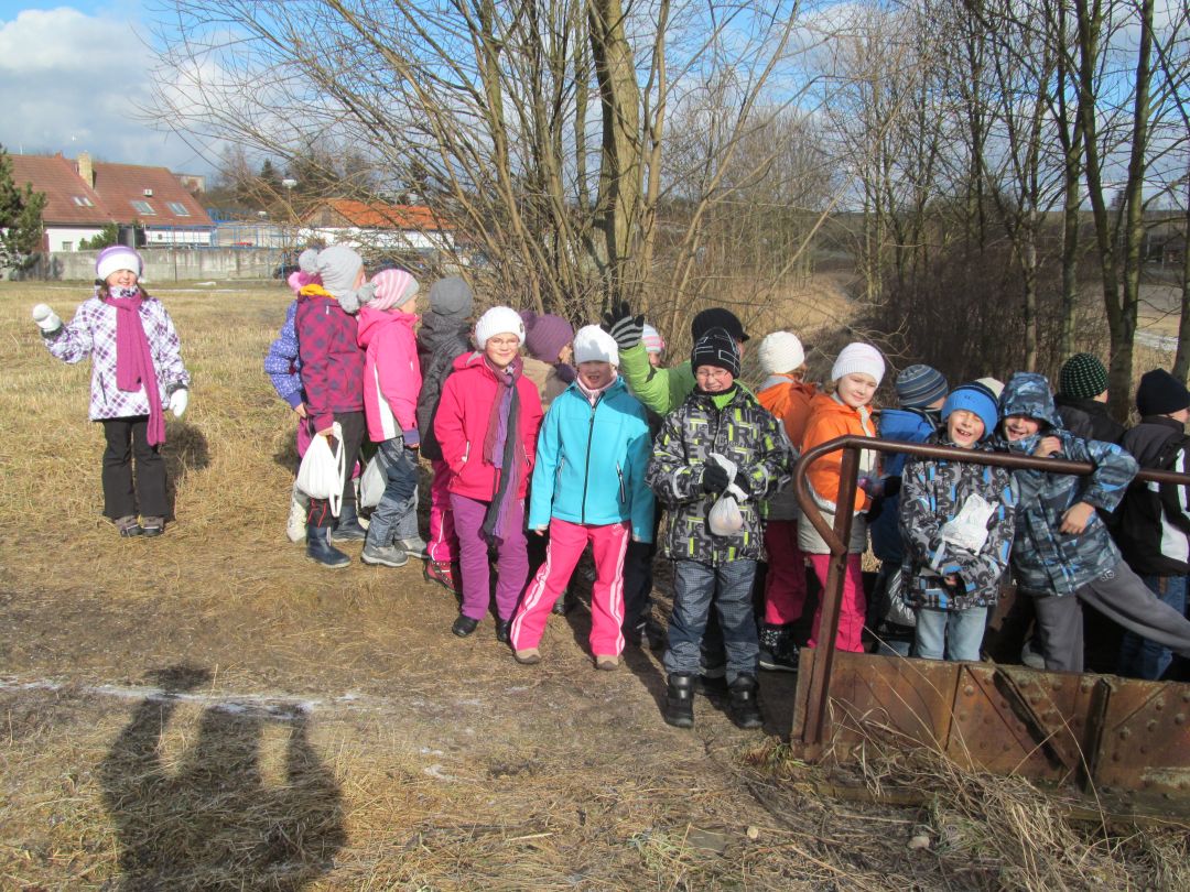 Než přejdou všechny ovečky lávku,, udělá se fronta.