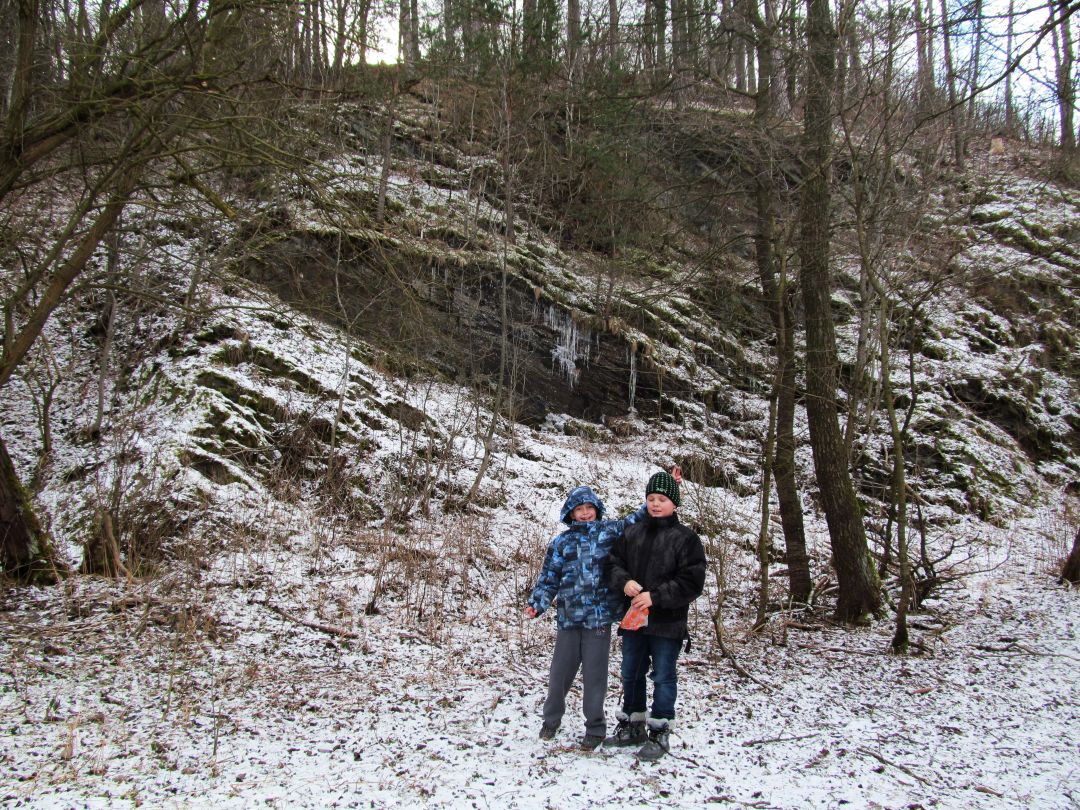 Parádní rampouchy na skále.